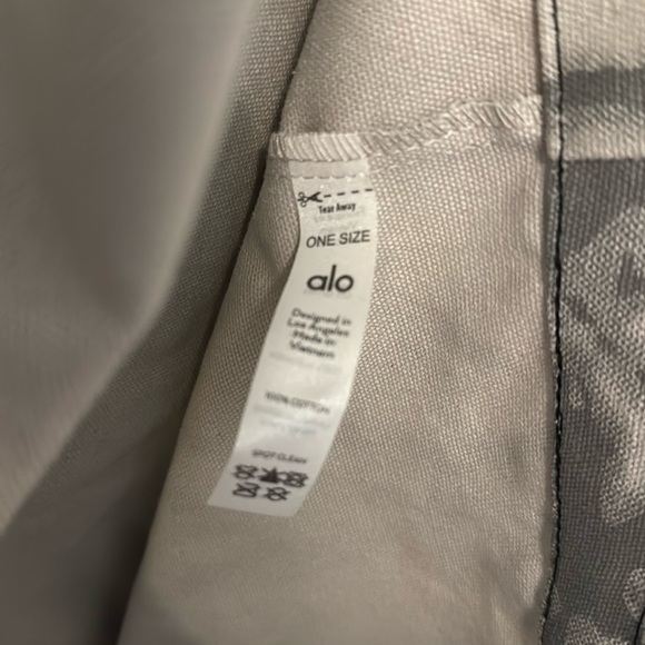 Authentic Alo gym bag/ yoga bag. Like new. - Picture 4 of 4